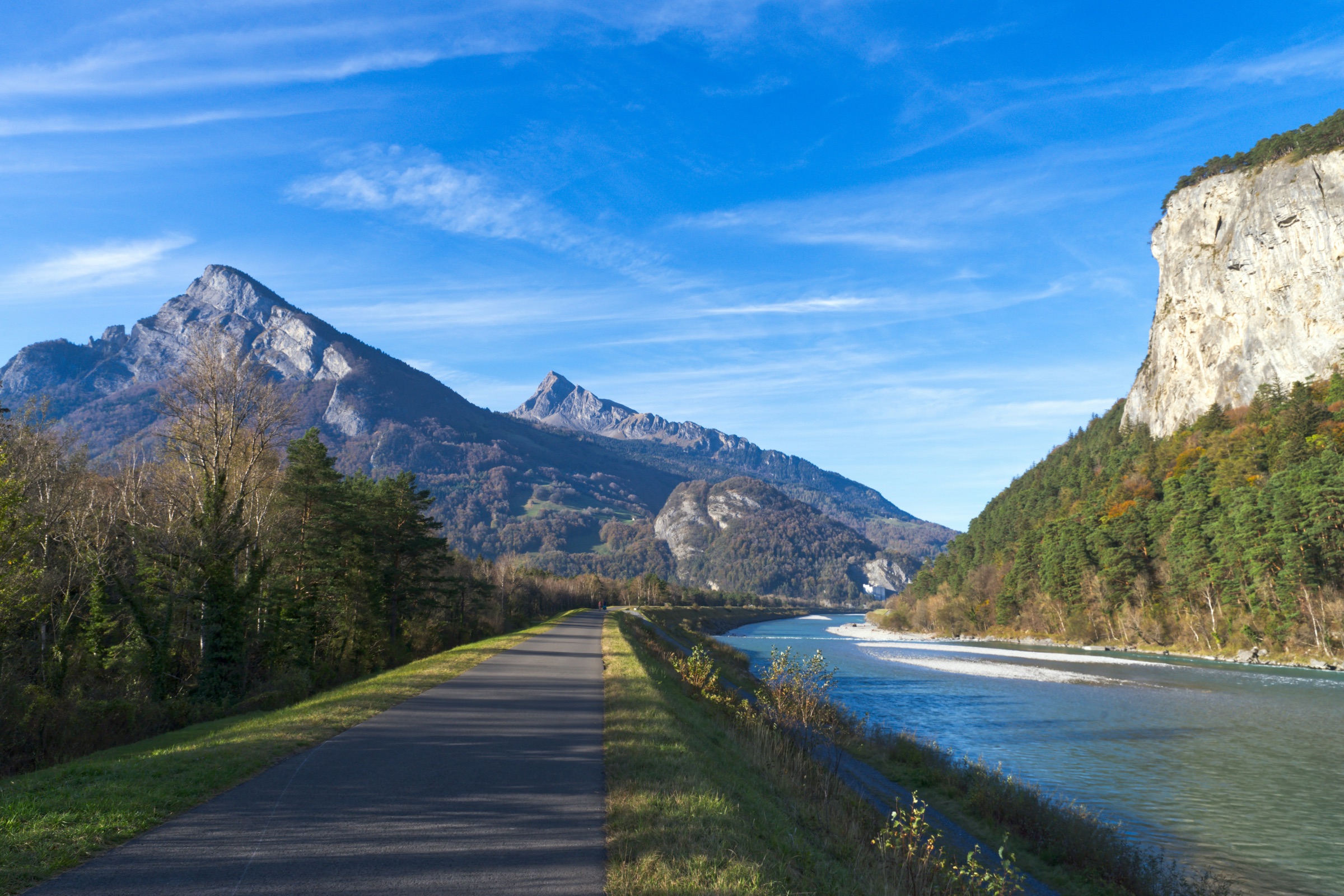 Blick ins Alpenrheintal mit Rhein und umliegenden Bergen